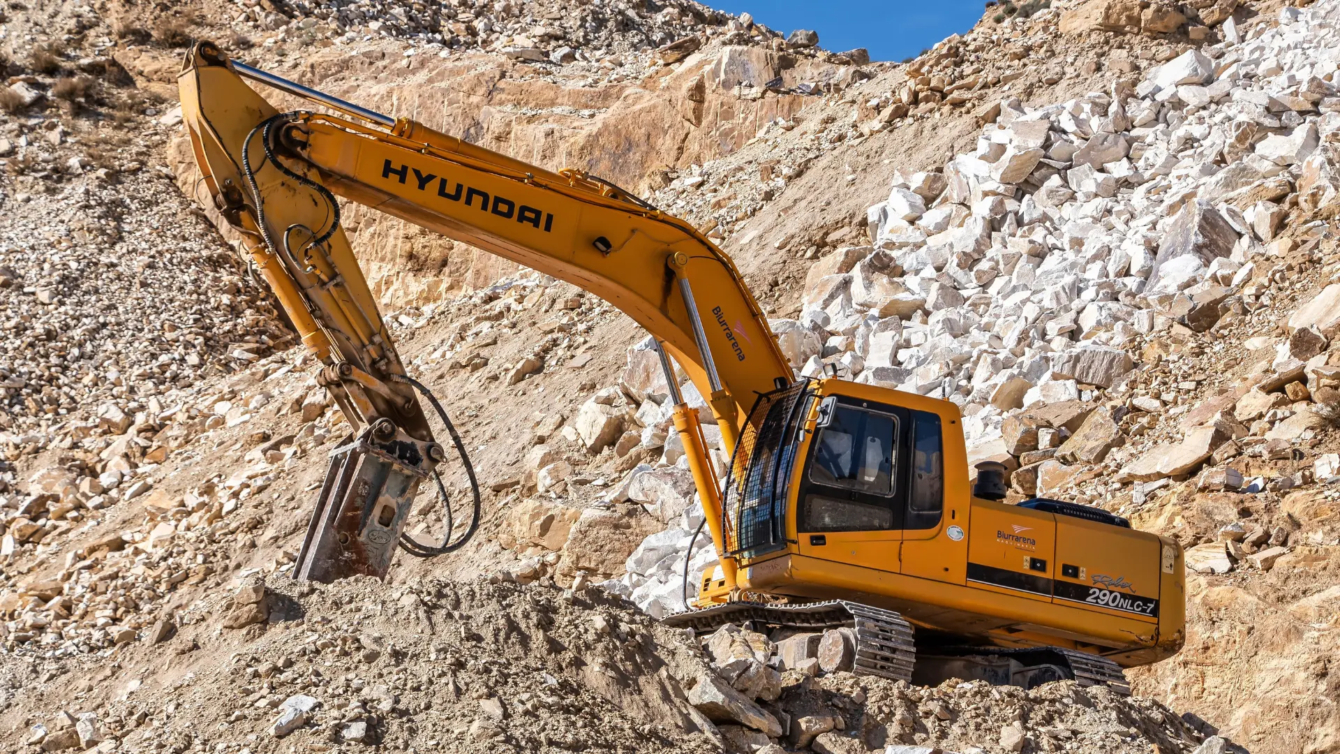 Excavadora trabajando en cantera